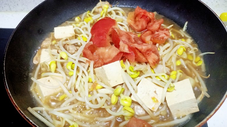 猪肉豆腐黄豆芽焖粉条,放入<a style='color:red;display:inline-block;' href='/shicai/ 3551'>西红柿</a>块加入适量清水