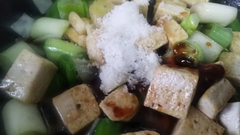 大葱烧豆腐,加<a style='color:red;display:inline-block;' href='/shicai/ 10588'>糖</a>炒匀,加少许水烧开收汁