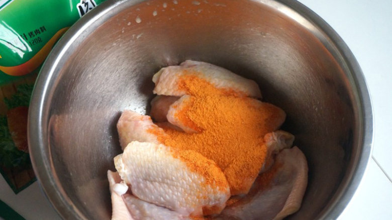 美味的香甜奥尔良鸡翅,没有烤箱也能做,将适量的COOK100香甜奥尔良烤肉料倒入鸡翅上,用量可以随口味来调整,微微辣,几乎可以忽略,如果觉得不咸,再撒点盐