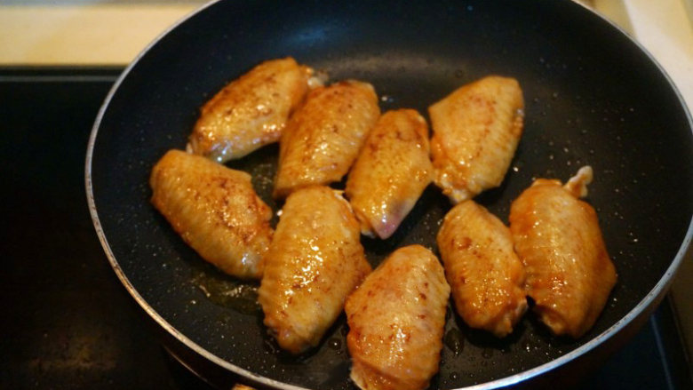 美味的香甜奥尔良鸡翅,没有烤箱也能做,翻个身,煎里面