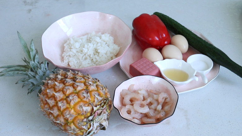 菠萝虾仁饭,准备好食材,<a style='color:red;display:inline-block;' href='/shicai/ 507'>米饭</a>要提前蒸熟!