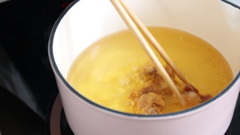牙签羊肉,放入串好的羊肉,进行油炸