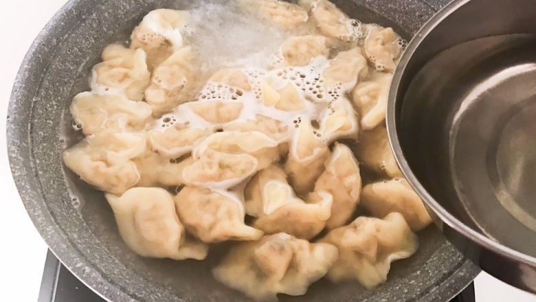 芥菜饺子,加入150ml冷水,大火烧开,这个步骤重复2次