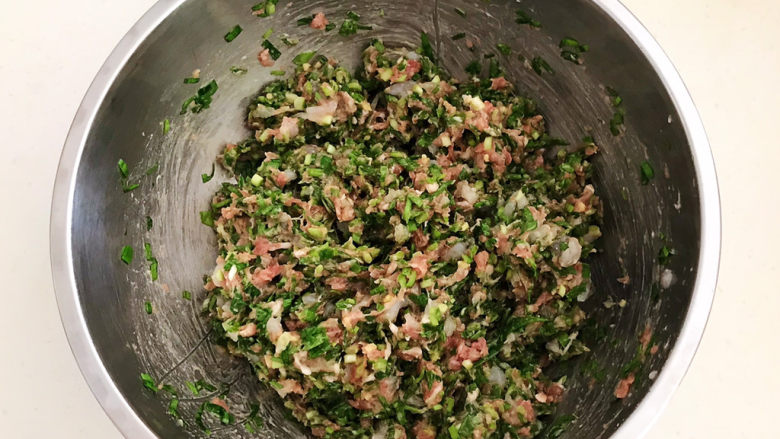 芥菜饺子,顺着一个方向调匀,芥菜肉末馅料做好了