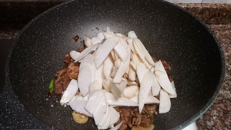 杏鲍菇炒牛肉,放入杏鲍菇翻炒片刻,直至杏鲍菇变软。