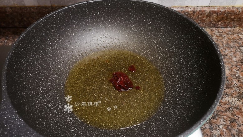 杏鲍菇炒牛肉,放入适量<a style='color:red;display:inline-block;' href='/shicai/ 705'>豆瓣酱</a>翻炒出香味。