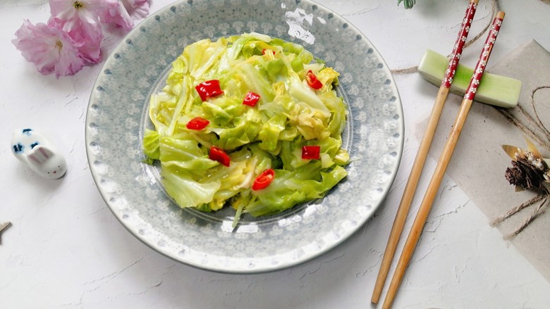 爆炒卷心菜,拍上成品图,一道快手又美味的爆炒卷心菜就完成了。
