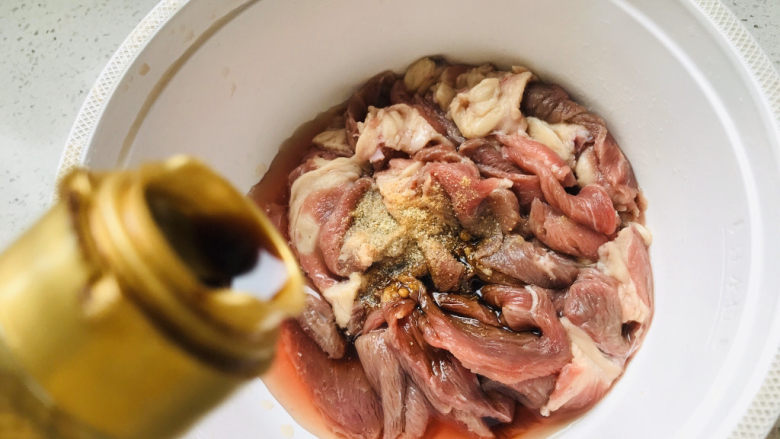 杏鲍菇炒牛肉,倒入<a style='color:red;display:inline-block;' href='/shicai/ 788'>生抽</a>;