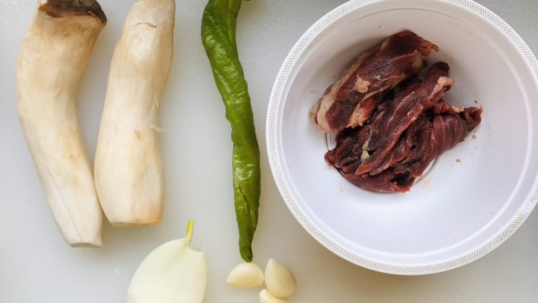 杏鲍菇炒牛肉,所有用到的食材都在这里,<a style='color:red;display:inline-block;' href='/shicai/ 216'>牛肉</a>切薄片;