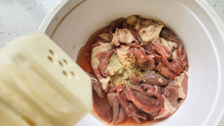 杏鲍菇炒牛肉,撒适量的<a style='color:red;display:inline-block;' href='/shicai/ 134296'>白胡椒粉</a>;
