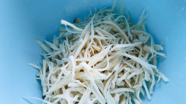 杏鲍菇炒牛肉,手撕<a style='color:red;display:inline-block;' href='/shicai/ 238'>杏鲍菇</a>,撕成粗丝;