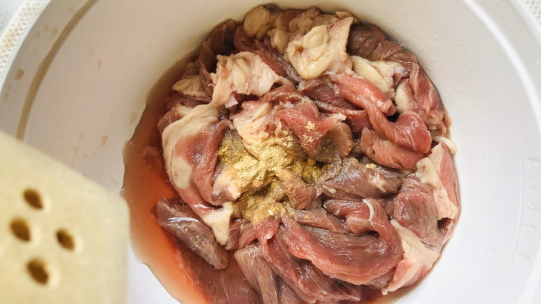 杏鲍菇炒牛肉,加入姜粉;