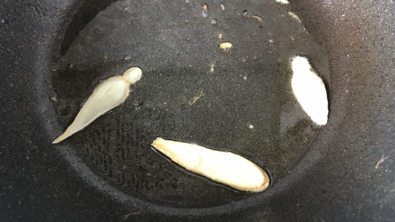 杏鲍菇炒牛肉,把锅里多余的油倒出(可以用来炒其他菜),留底油,放入姜片;
