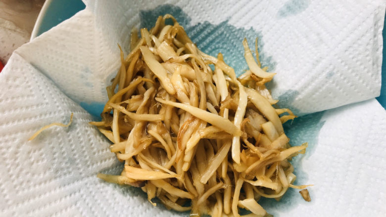 杏鲍菇炒牛肉,盘子里铺一张厨房纸,用来吸油;