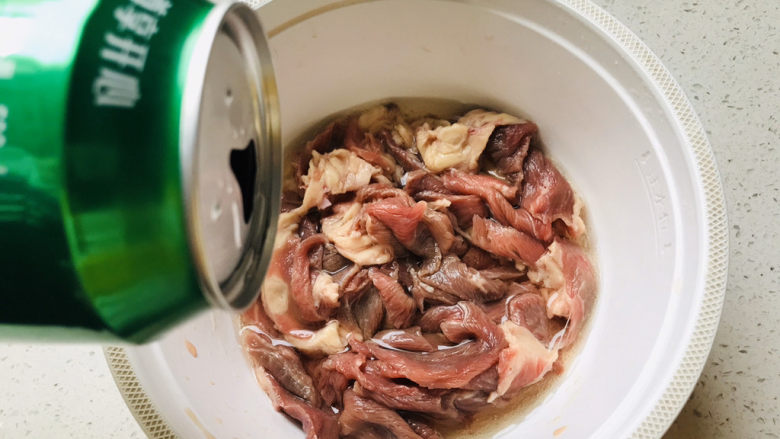 杏鲍菇炒牛肉,腌制牛肉,倒入适量<a style='color:red;display:inline-block;' href='/shicai/ 897'>啤酒</a>;