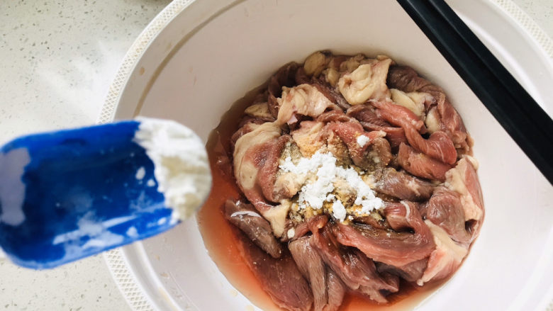 杏鲍菇炒牛肉,再加一些玉米淀粉,搅匀腌制;