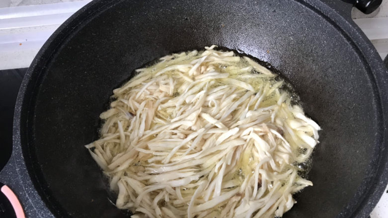 杏鲍菇炒牛肉,杏鲍菇摊匀,全部浸在油里;