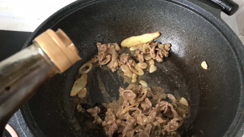 杏鲍菇炒牛肉,再倒入<a style='color:red;display:inline-block;' href='/shicai/ 762'>老抽</a>调色;