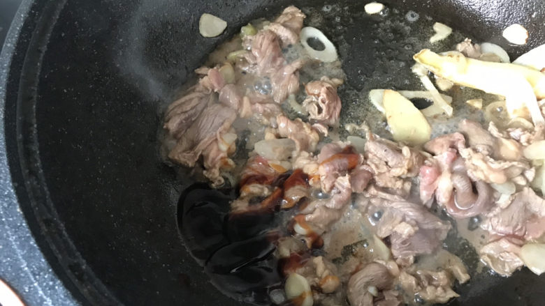 杏鲍菇炒牛肉,倒入适量<a style='color:red;display:inline-block;' href='/shicai/ 721'>蚝油</a>;