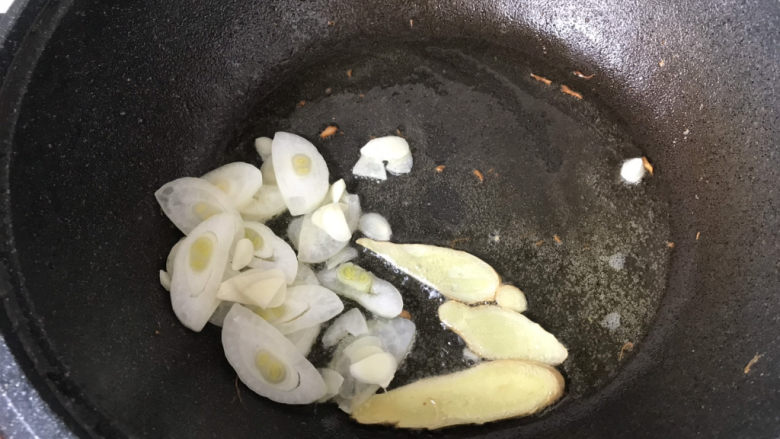 杏鲍菇炒牛肉,再放入洋葱和蒜片;