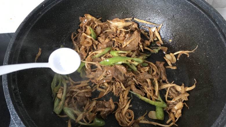 杏鲍菇炒牛肉,出锅前加半勺盐调味;