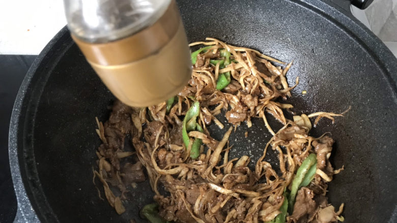 杏鲍菇炒牛肉,研磨黑胡椒碎撒一层,添加黑椒香气;