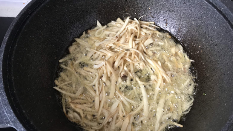 杏鲍菇炒牛肉,炸3分钟后捞出;