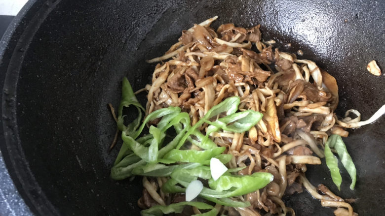 杏鲍菇炒牛肉,再加入青椒炒至断生;