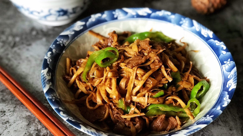 杏鲍菇炒牛肉,出锅盛盘,添一碗米饭,开动!
