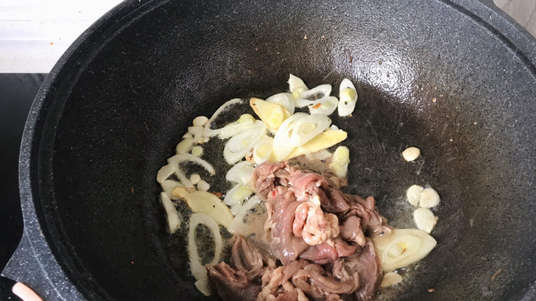 杏鲍菇炒牛肉,葱姜蒜炒香后倒入腌好的牛肉翻炒;