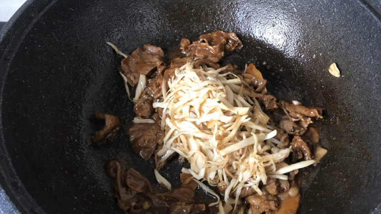 杏鲍菇炒牛肉,加入吸过油的杏鲍菇翻炒;