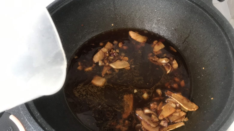 韭菜炒鸭血,加入适量清水;