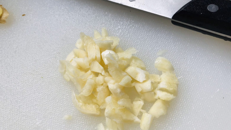 韭菜炒鸭血,大蒜切碎;