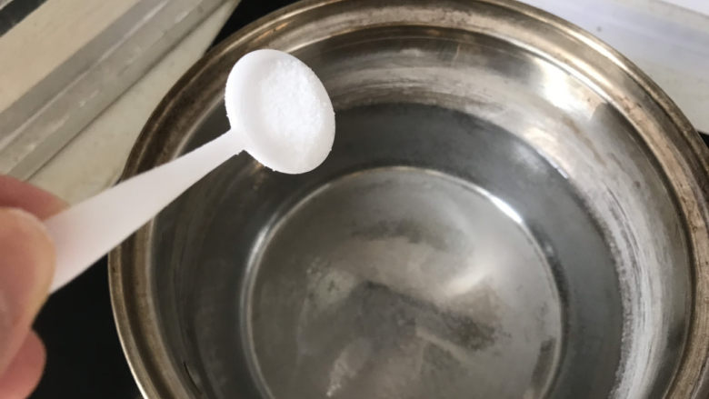 韭菜炒鸭血,小锅盛凉水加一勺食盐;