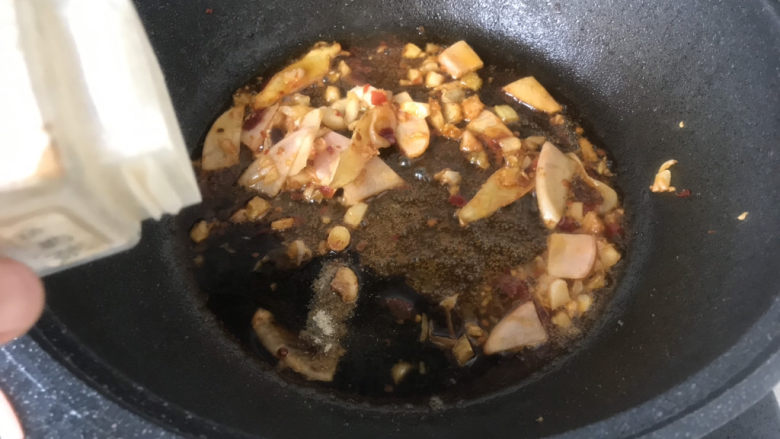 韭菜炒鸭血,撒一些<a style='color:red;display:inline-block;' href='/shicai/ 134296'>白胡椒粉</a>;