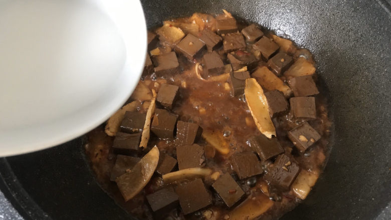 韭菜炒鸭血,倒入水淀粉收汁;