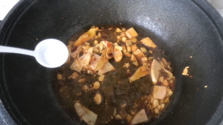 韭菜炒鸭血,加入适量盐;