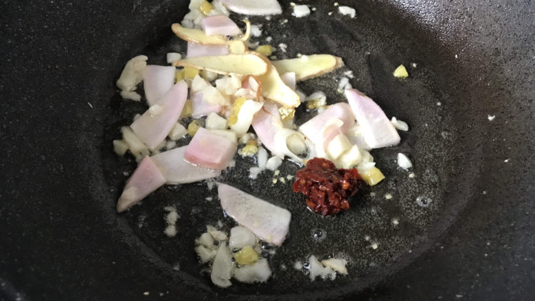 韭菜炒鸭血,料炒香后,加入一勺<a style='color:red;display:inline-block;' href='/shicai/ 705'>豆瓣酱</a>,炒出红油;