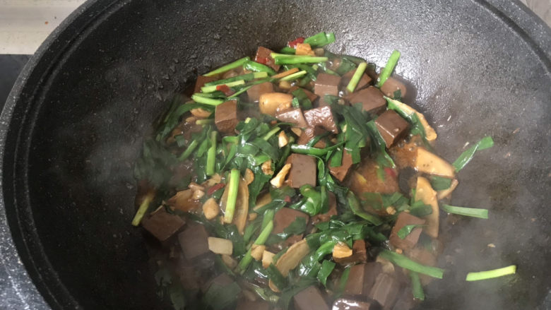 韭菜炒鸭血,翻炒30秒,韭菜断生即可出锅;