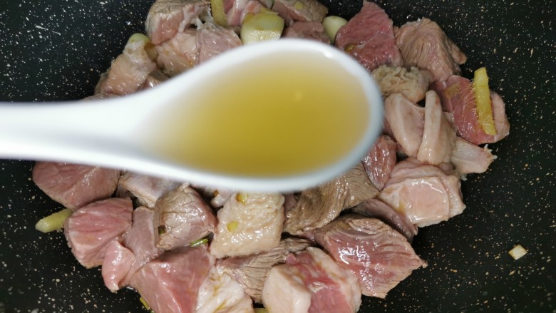 啤酒炖牛肉,放入牛肉块,加一勺<a style='color:red;display:inline-block;' href='/shicai/ 718'>料酒</a>