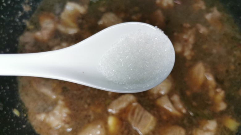 啤酒炖牛肉,加半勺砂糖,大火煮开转小火焖煮45分钟