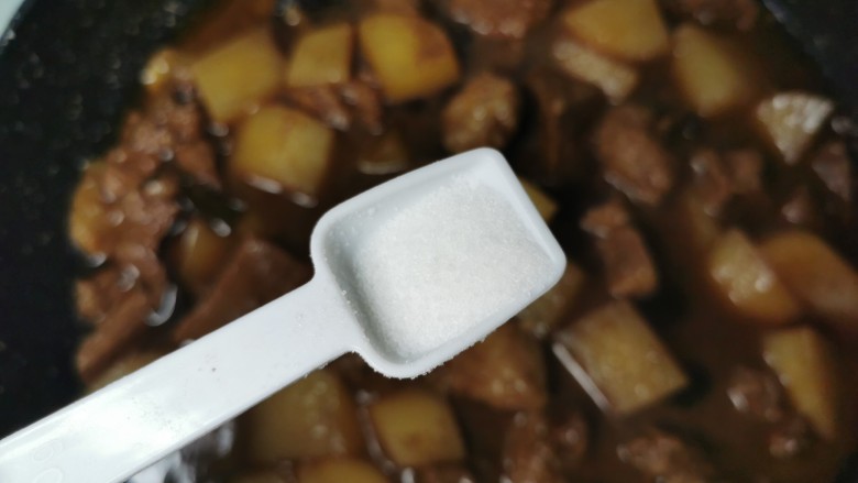 啤酒炖牛肉,加适量盐调味