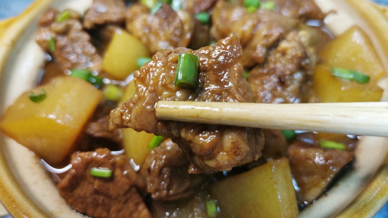 啤酒炖牛肉,撒上葱花,啤酒炖牛肉就完成啦!