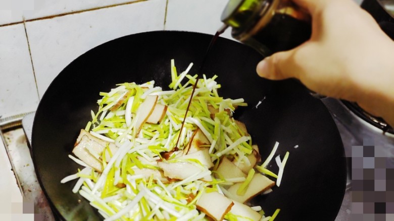 韭黄炒香干,炒到蒜黄软后倒入味极鲜