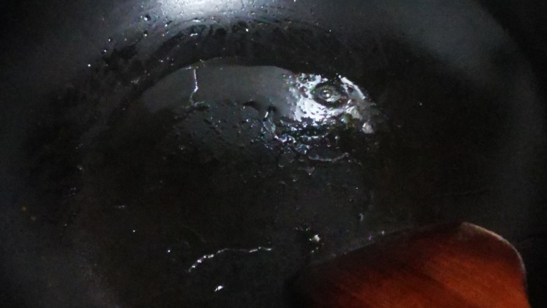 酸甜菠萝排骨,锅里继续放入油