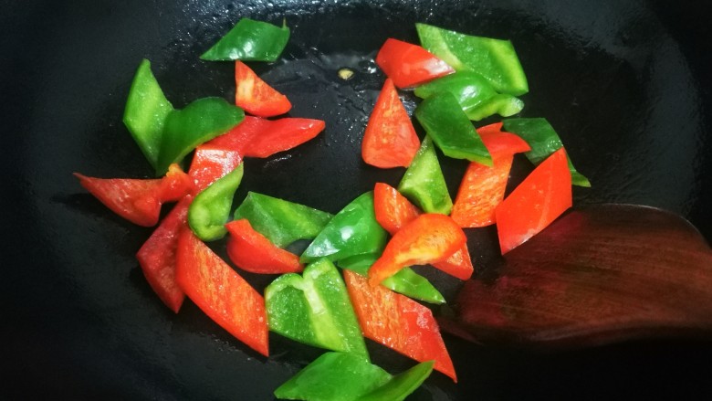 酸甜菠萝排骨,锅里放油,把青红椒炒一下盛出备用