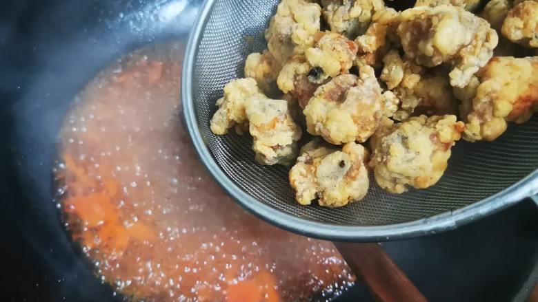 酸甜菠萝排骨,倒入炸好的排骨翻炒
