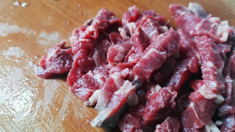 韭菜猪肉馅水饺,然后剁肉馅,先把肉切成竖条。