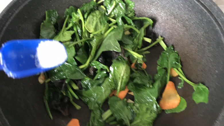 菠菜木耳炒鸡蛋,翻炒均匀,加入适量白糖;