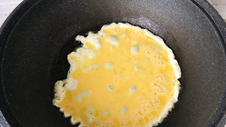 菠菜木耳炒鸡蛋,起锅烧油,倒入鸡蛋液滑炒;